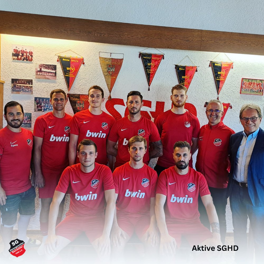 Bild v.l.n.r (stehend) Cem Uludogan (Sportlicher Leiter), Luka Mikic (Co-Trainer), Benjamin Joswig, Daniel Pinjusic (Cheftrainer), Kevin Stahl (Torwarttrainer), Johannes Leibold (Abteilungsleiter Fußball), Ottmar Hoffmann (Präsident der SGHD) Bild v.l.n.r (sitzend) Patrick Stoll, Wladi Weber, Cosmin Pandelica. Auf dem Bild fehlen: Johannes Hagenlocher, Ivan Radeljic, Pascal Ziefle (Co-Trainer)